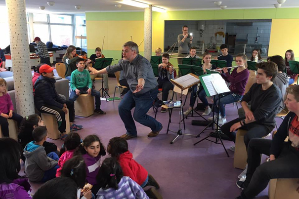 Das Klassenorchester der Sophie-Barat-Schule in der ZEA Grellkamp.